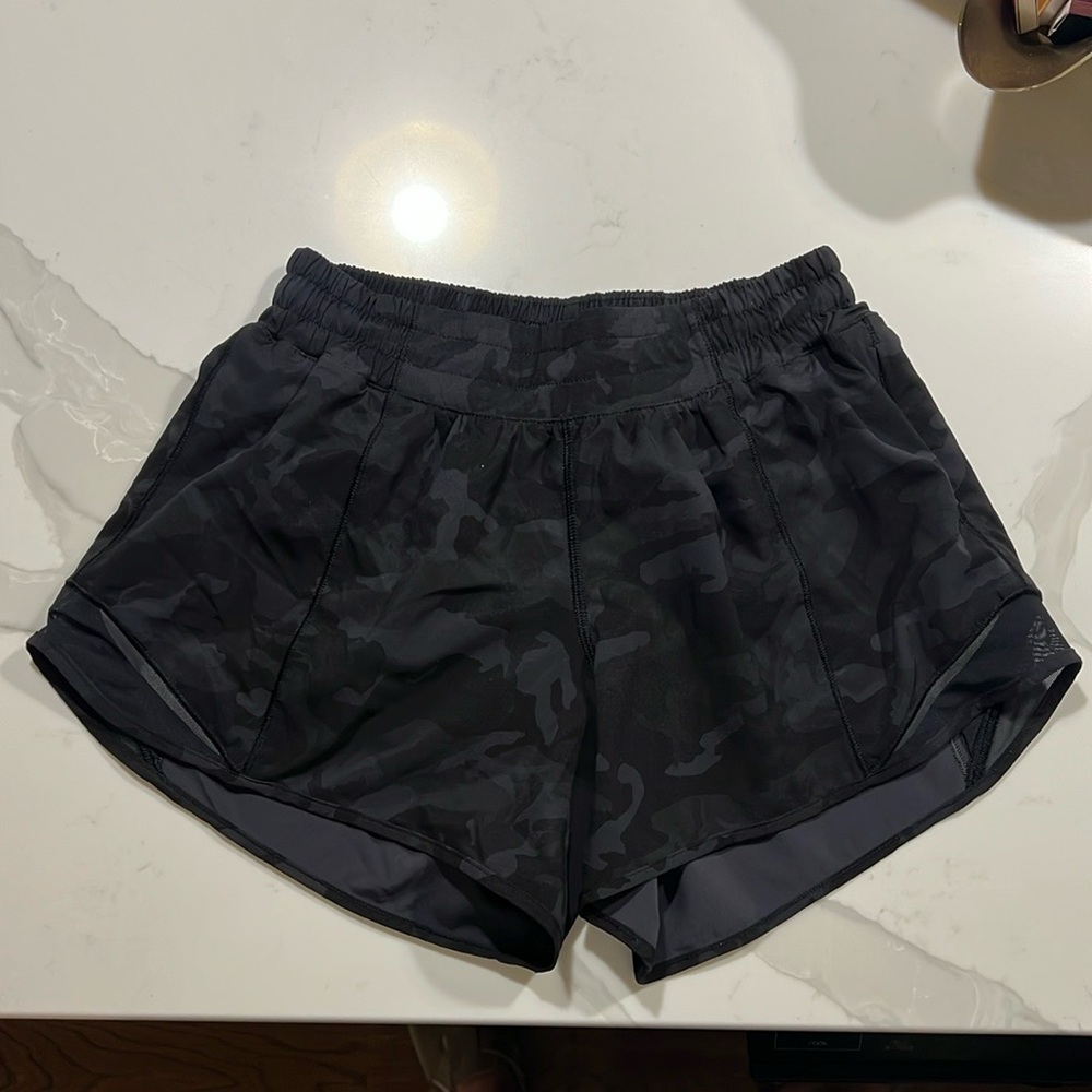 Lululemon Hotty Hot Low Rise Lined Short - Black Camo - Size 6